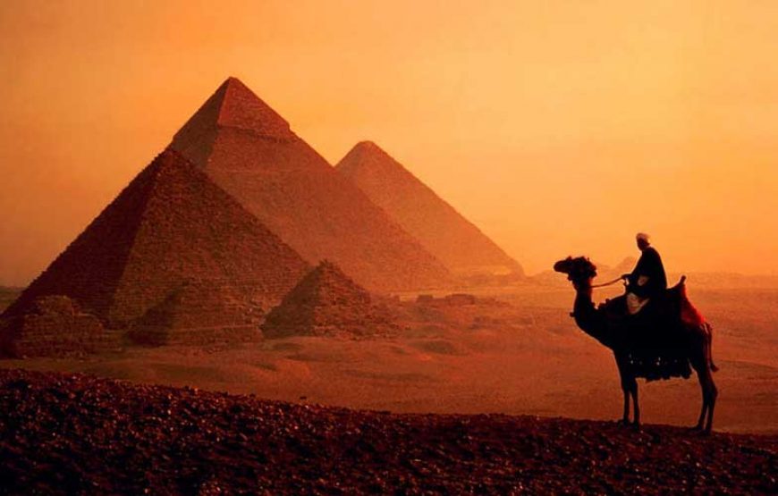 Giza Pyramids Tour and Cairo Museum – Formula VAN 1